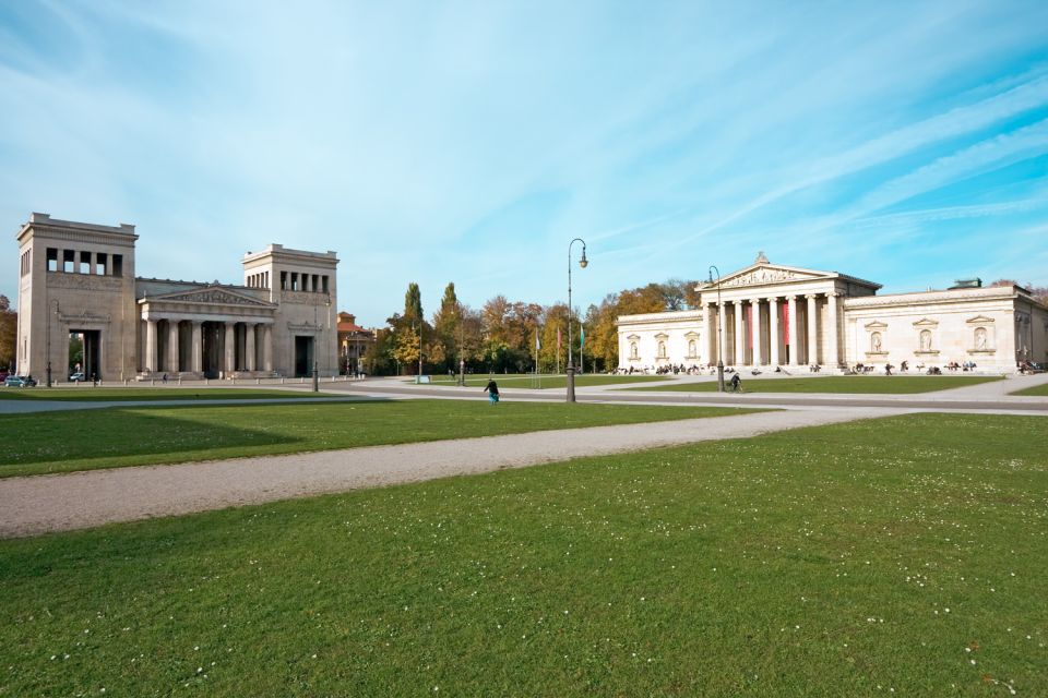 3H Best of München Sightseeings Tour - New Town Hall, Feldherrnhalle, and Theatine Church: One Circuit, Many Looks