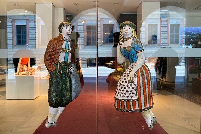 Fall in Love with Munich in a Private Old Town Walking Tour - Stop 3: Dürnbräugasse and the oldest tavern in town, quietly surviving for centuries