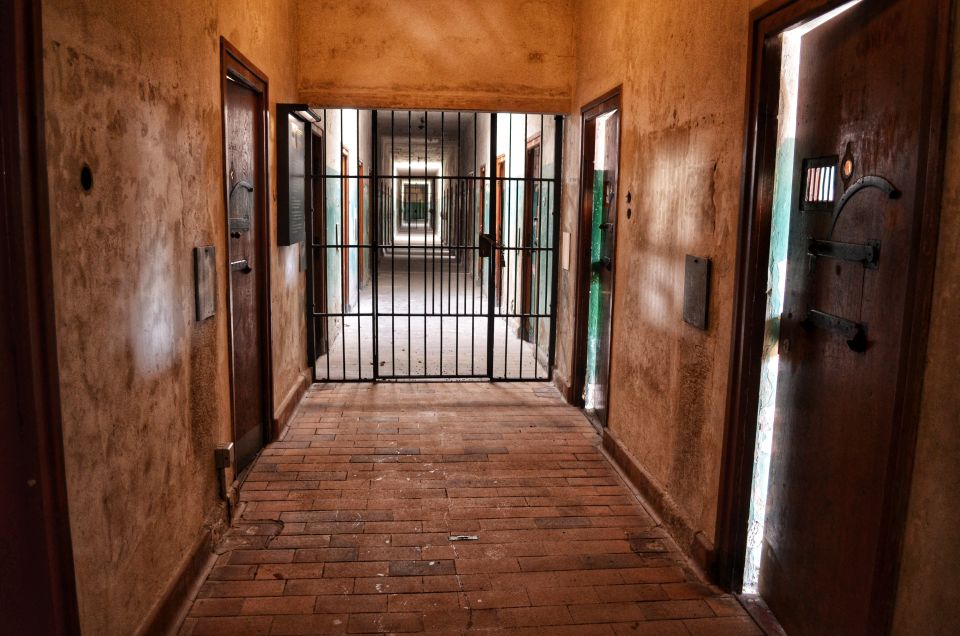 From Munich: Dachau Memorial Site Tour in Spanish - A 5-hour Dachau visit with a Spanish memorial guide