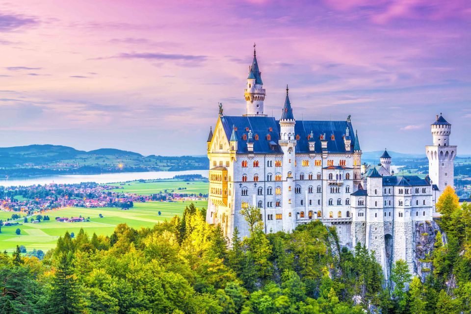 From Munich: Trip to Neuschwanstein & Linderhof in Spanish - Why Neuschwanstein and Linderhof Make a Great Pair