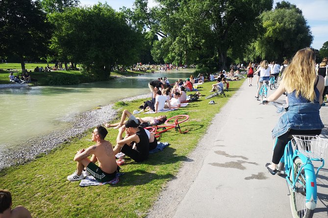 Mini Classic Bike Tour @ 4pm incl. Beer Garden & Surfers 2,5 hrs - The English Garden and the surfers: the best payoff of the loop