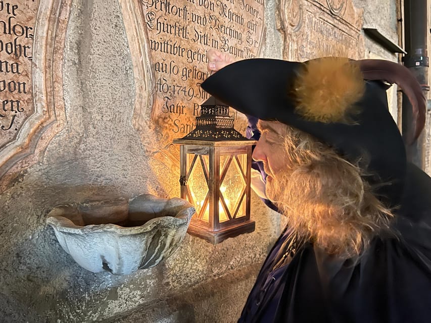 München: Der Nachtwächter für Kinder - Führung auf Deutsch - The In-Between Moments: Gates, Cemeteries, and Medieval Details