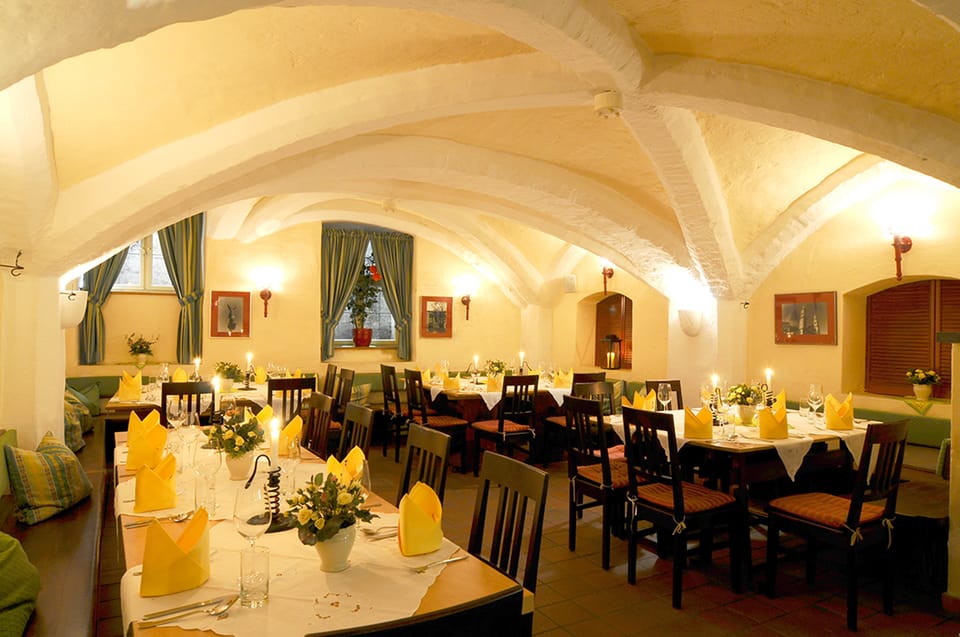 Munich: 3-Hour Culinary Nightwatch Tour - Gruftgasse, Schäfflergasse, and Why Wine Beat Beer