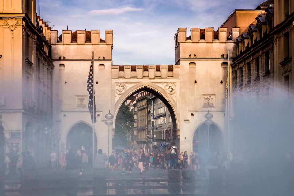 Munich - Illuminati & other Secret Societies, Tour in German - Stop 1: Karlplatz and Karlsgate under-the-arch energy
