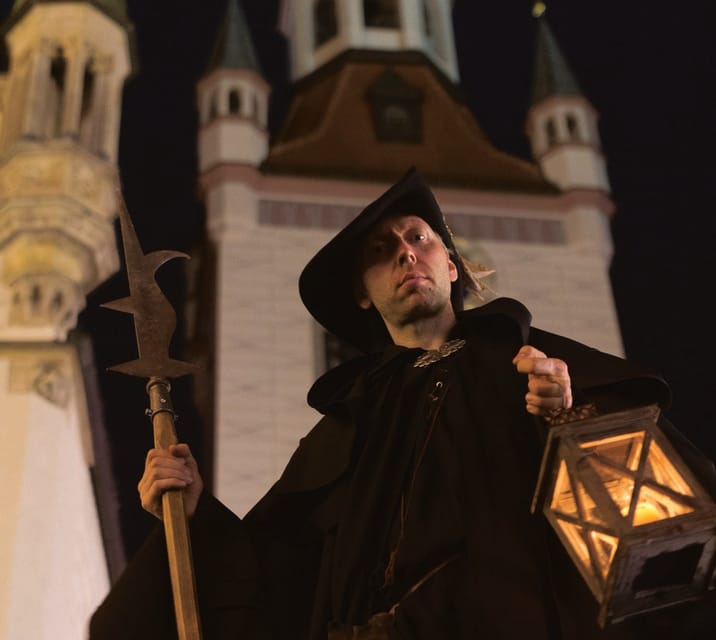 Munich: Night Watchman Tour for Kids (6 - 12 years) - 75 min - Marienplatz at night: the Mariensäule start that keeps it simple