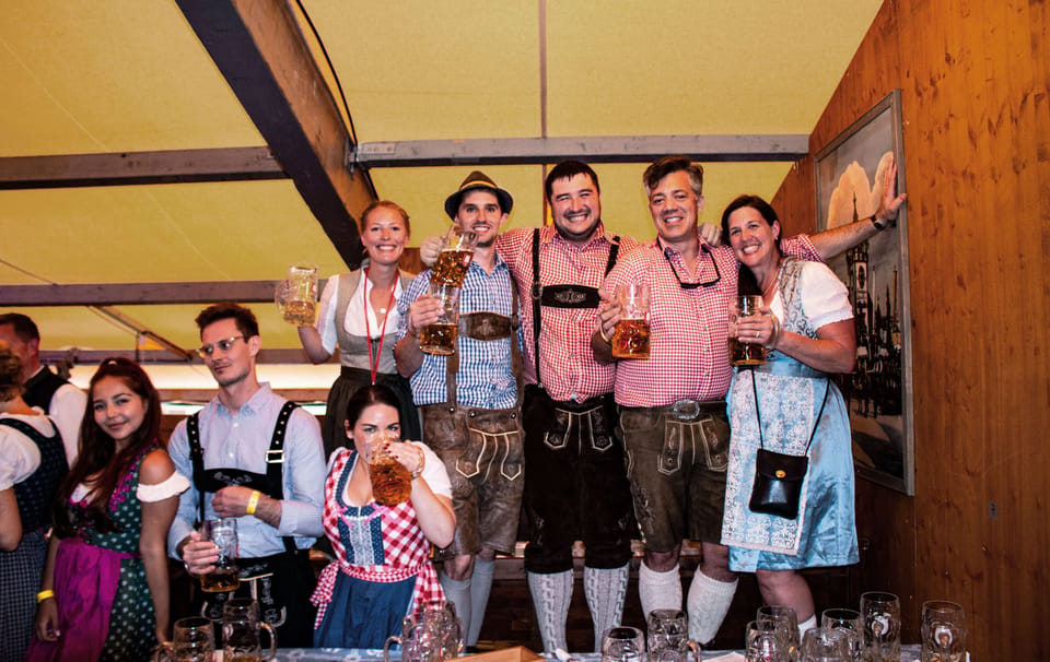 Munich: Oktoberfest Tour with Tent Reservation, Food & Beer - The guide: group chemistry and practical Oktoberfest know-how