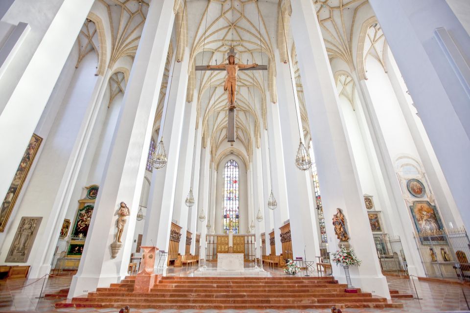 Munich: Old Town & Viktualienmarkt City Walk in German - Frauenkirche and Theatine Church: seeing sacred Munich with a guide’s context