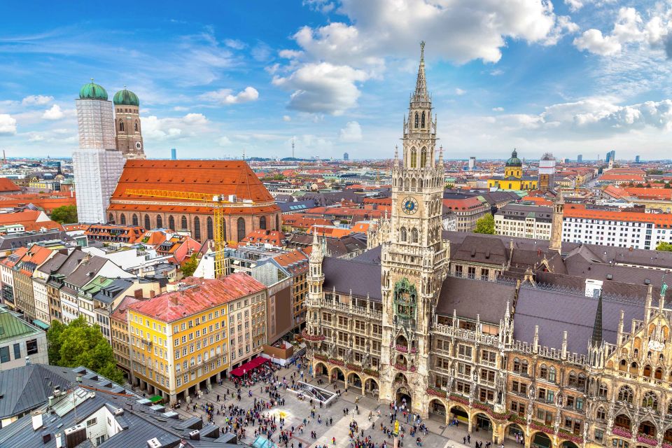 Munich: Old Town & Viktualienmarkt City Walk in German - Staatliches Hofbräuhaus: beer culture explained through a real brewery stop