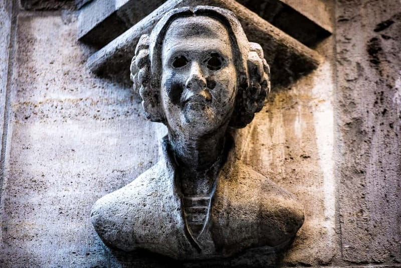 Munich: Raven Black Witches and Executioners Walking Tour - Walking from Frauenkirche to Sendlinger Tor in a 105-minute thriller