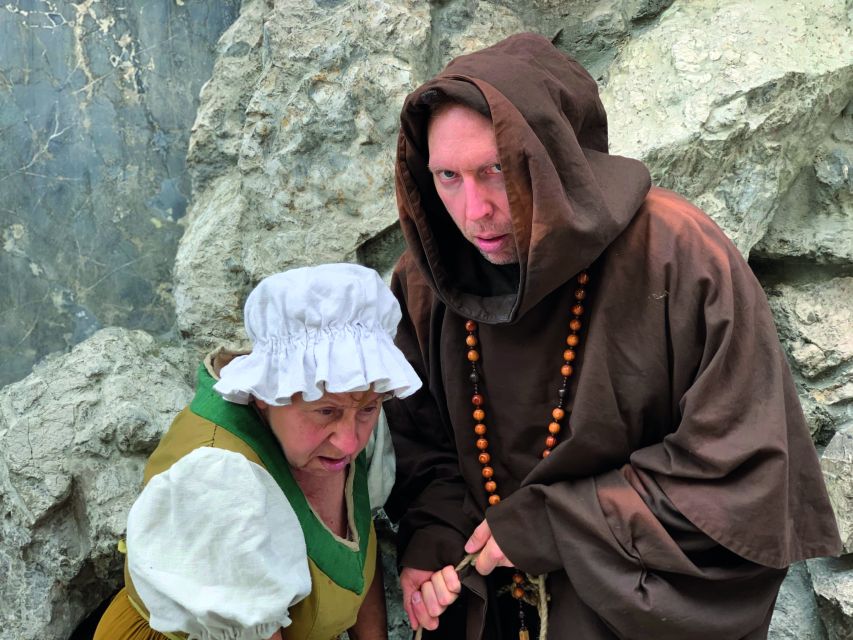 Munich: Scary Tour with actors in GERMAN - Neuhauser Tor: the walk begins at the edge of punishment