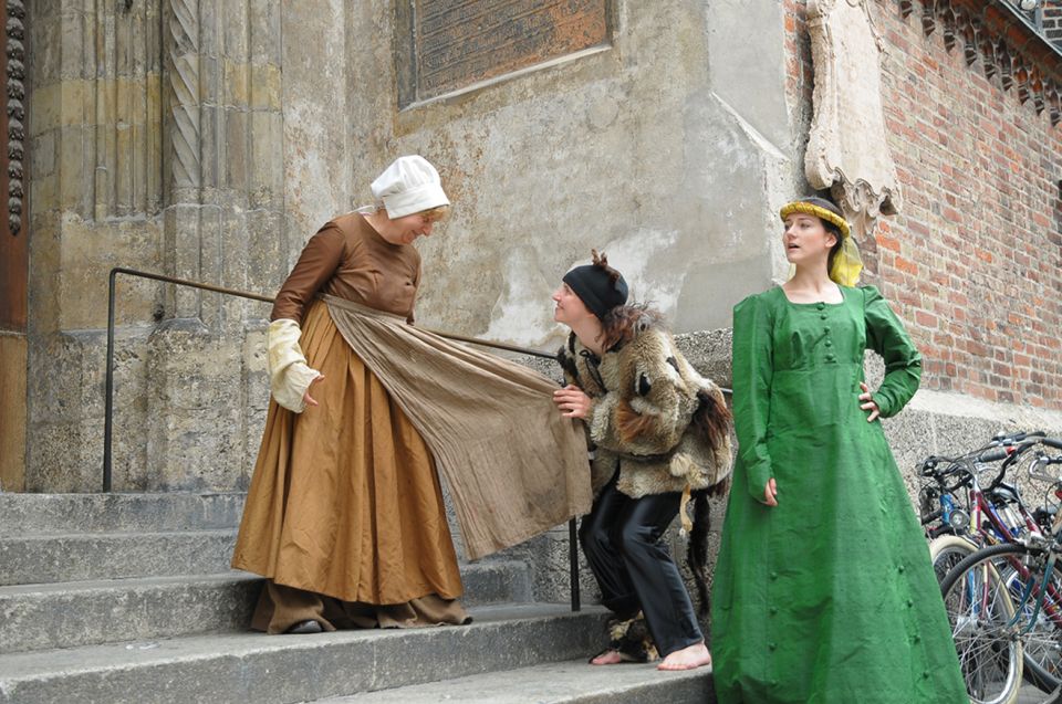 Munich: Scary Tour with actors in GERMAN - Schöner Turm to Frauenkirche: goldsmith tragedy, then devil logic