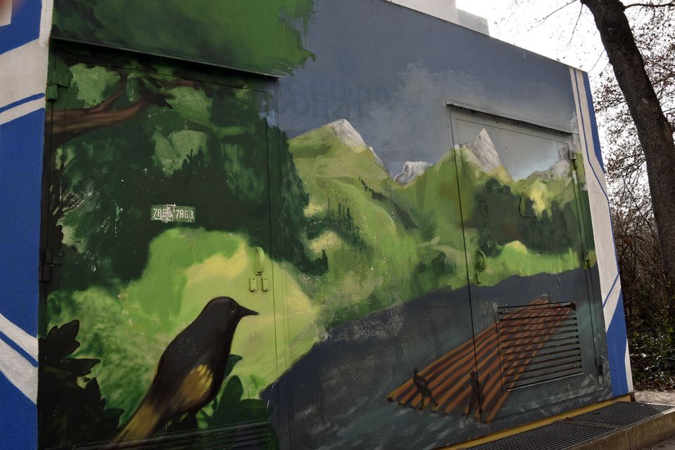 Munich: Street Art Bike Tour - The Isar river stretch: art beside daily life