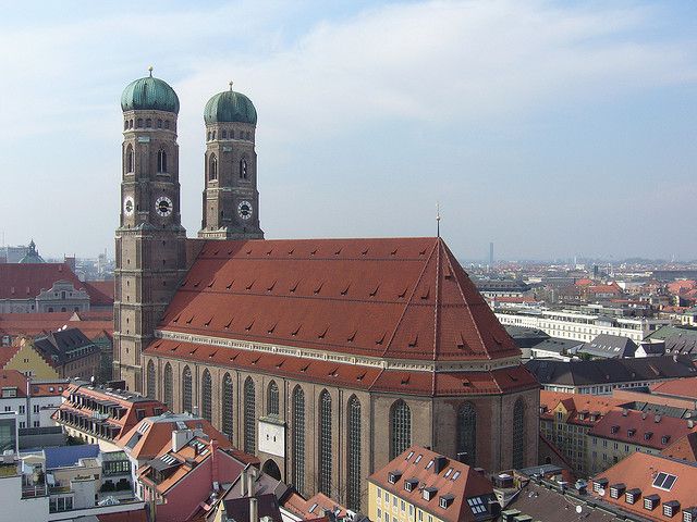 Munich: Walking Tour Old Town and Viktualienmarkt - Viktualienmarkt: the food market break that gives the walk real flavor