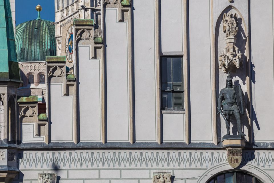 Mystic Munich - Sagas and Legends of the Old Town - New Town Hall and the Lindwurm: learning to read a symbol on purpose