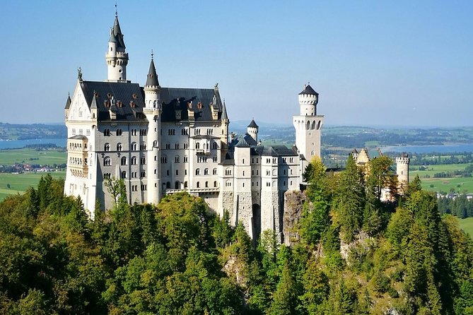 Neuschwanstein Castle by Bus Incl. Bike Ride or Hohenschwangau - Starting at Isartor: Munich’s Easy Morning Anchor