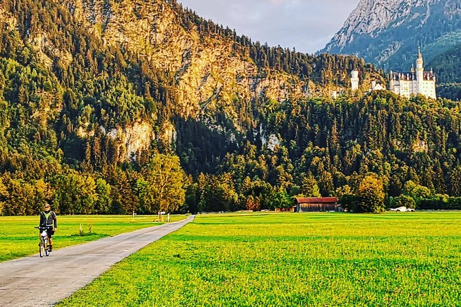 Neuschwanstein Castle by Bus Incl. Bike Ride or Hohenschwangau - Schwansee: Lake Photos Plus Optional Swimming