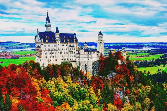Neuschwanstein Castle Skip-the-Line Private Tour for Groups - Oberammergau Zentrum: time for lunch, woodcarving, and painted houses